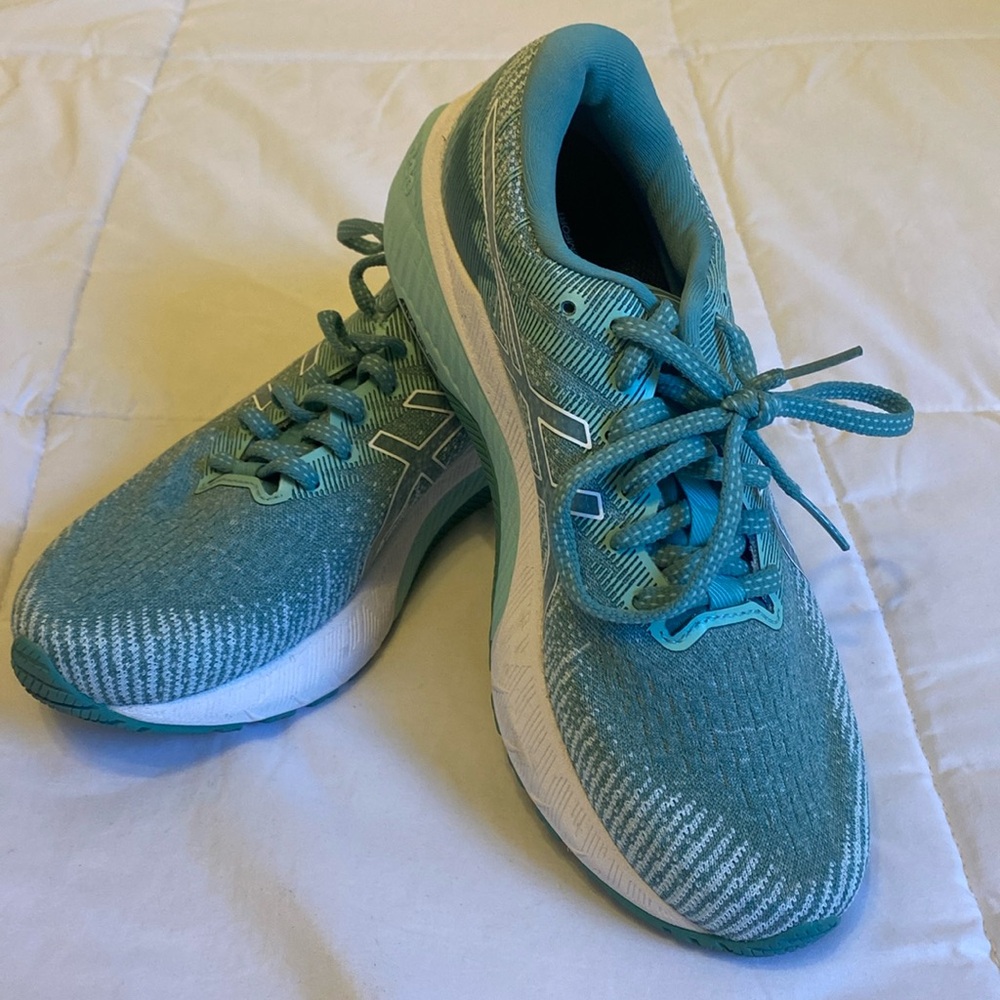 LIKE NEW! ASICS Women's GT-2000 10 2A in Aqua (Sage/White) Sz 7.5